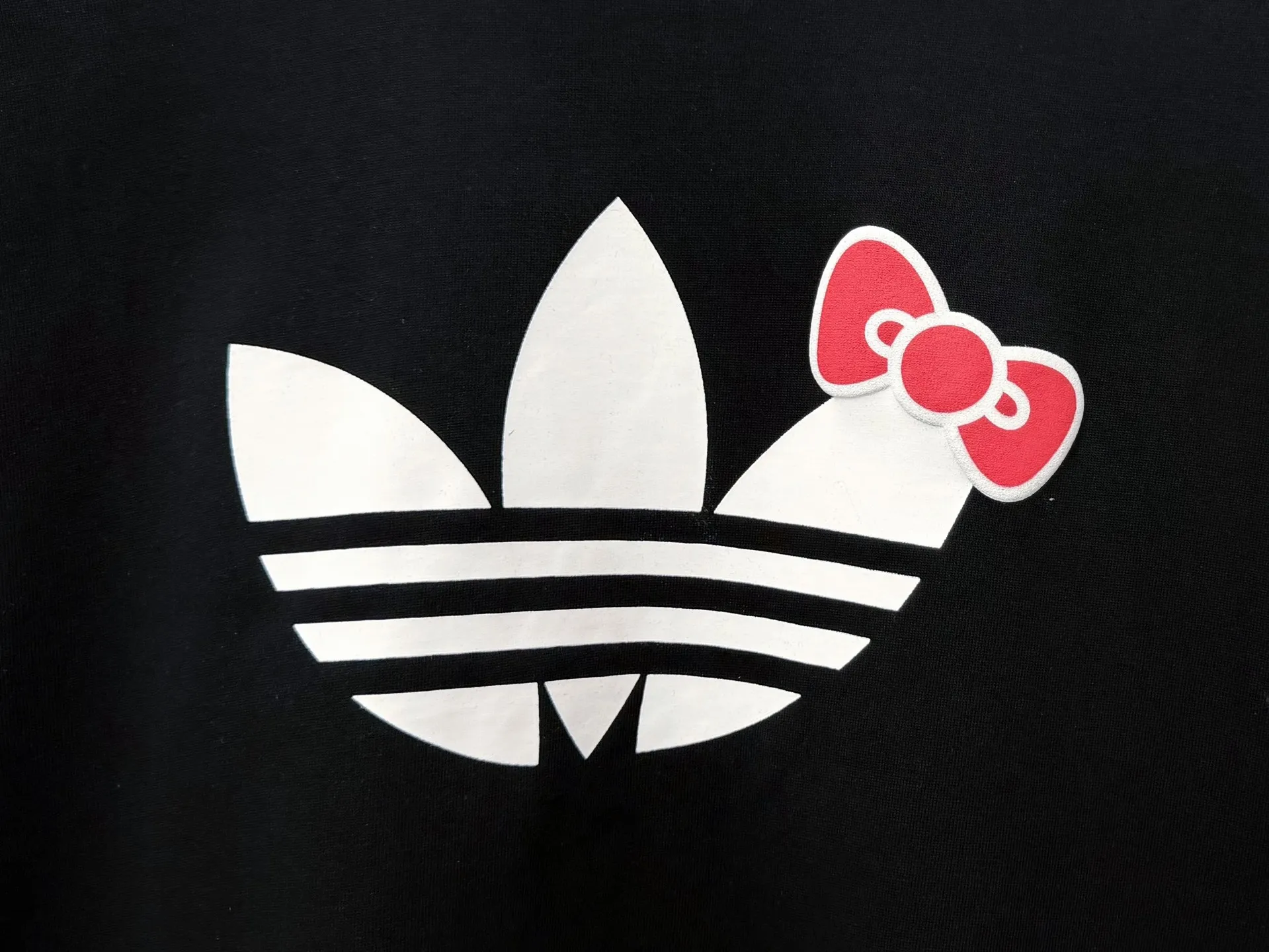 [Hellokitty Adidas] Adidas co-branded three-dimensional foam bow printed short-sleeved round-neck T-shirt. 280 grams of pure cotton double-sand fabric. Original original label. Can be worn up to 200 pounds. All fabrics have been shrunk in advance. Quality. What you see is what you get. The version will not change after washing. Distinguish the market. Part of the disposable clothes. The three-label packaging is complete and the original version is restored. Customized for men and women. Same Style Versatile comparison. Classic Size: Xs-L